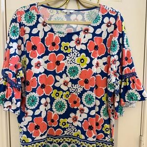 Crown & Ivy ladies top. Elbow length flared sleeve. Size xxl